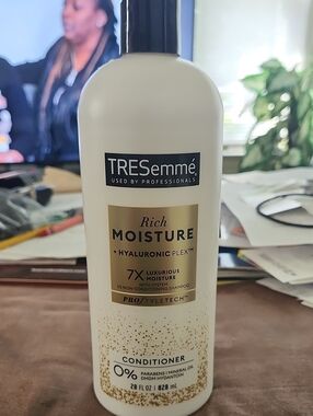 TreSemme Rich Moisture Conditioner 28 oz— White/Gold